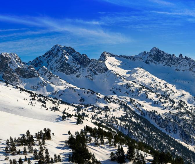 Sort Landschaft von Port de la Bonaigüa, Lleida Katalonien, Schnee