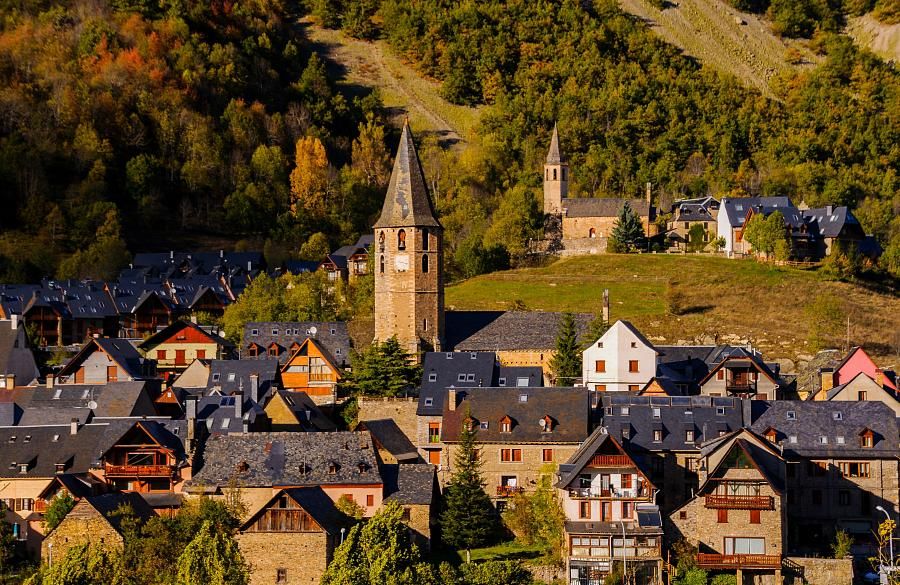 Luftaufnahme der Bergdörfer, Val d´Aran Lleida