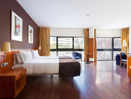 Habitación doble básica cama de matrimonio Hotel Viladomat Barcelona